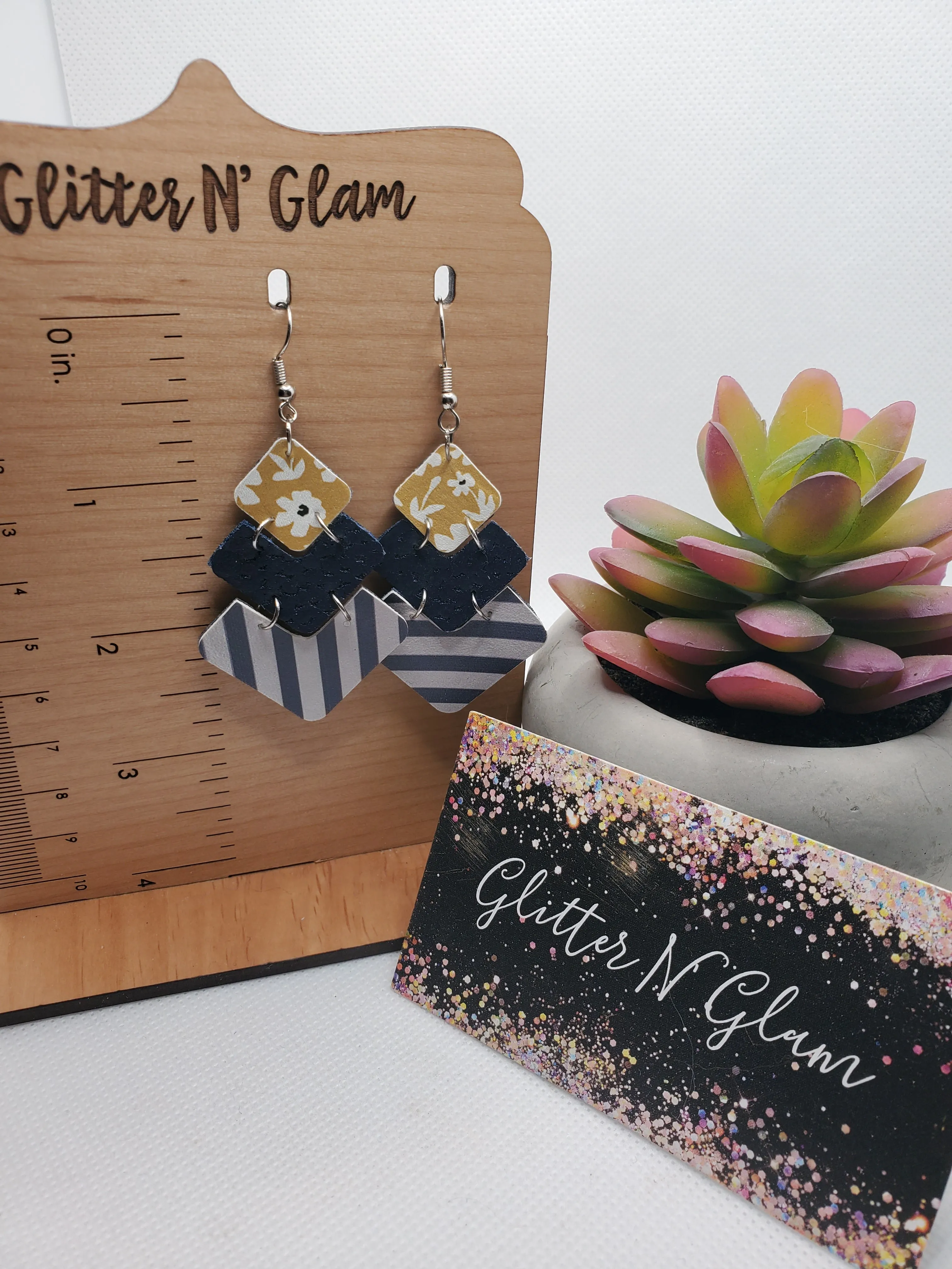 1233 Three Layered Arrow Shaped Dangle Earrings