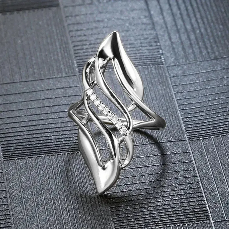 Geometric Shaped Finger Ring for Women Luxury Wedding Band Accessory Hollow Out Modern Fashion Design New Jewelry