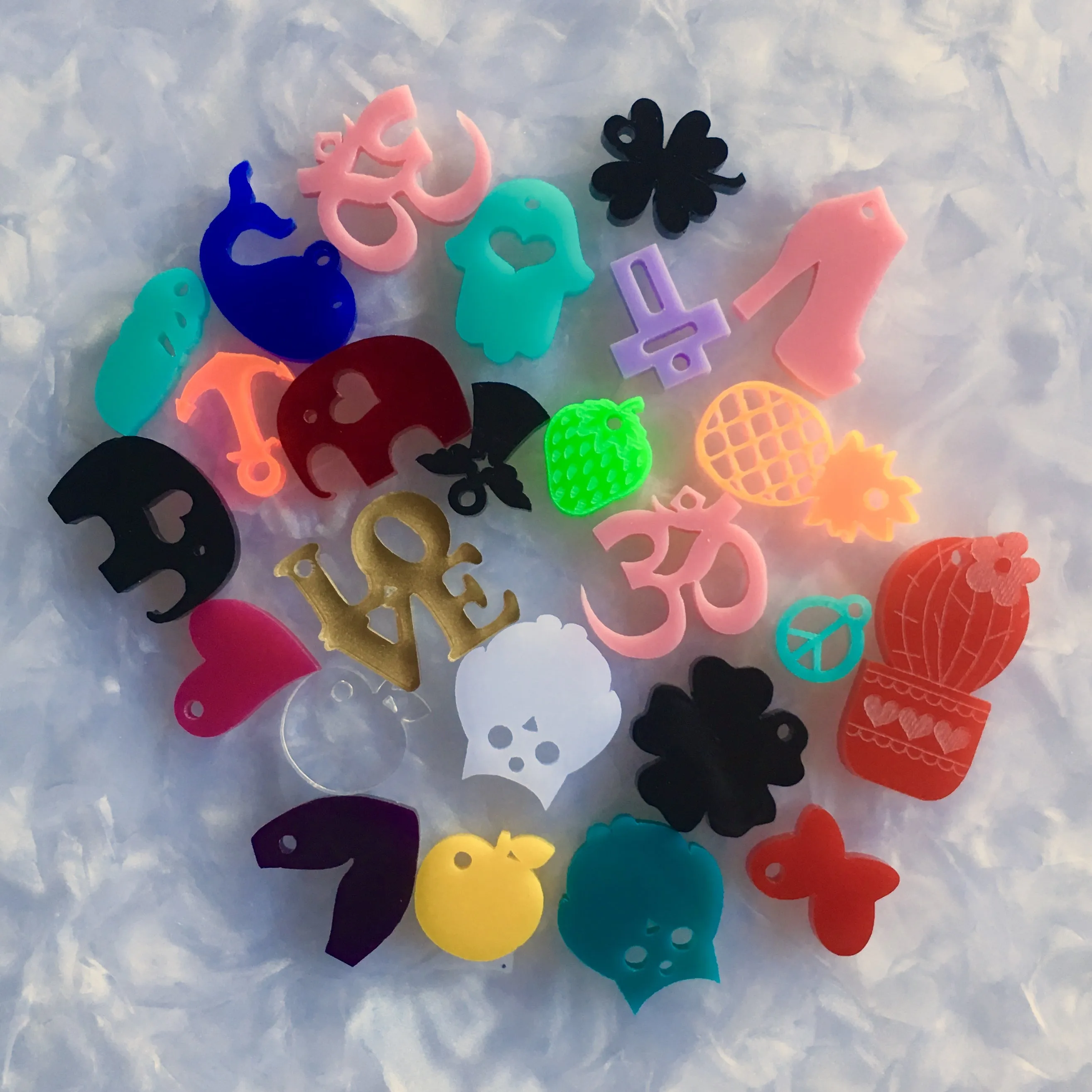 Mixed Colors and Shapes / 25 Pieces, 15-25mm