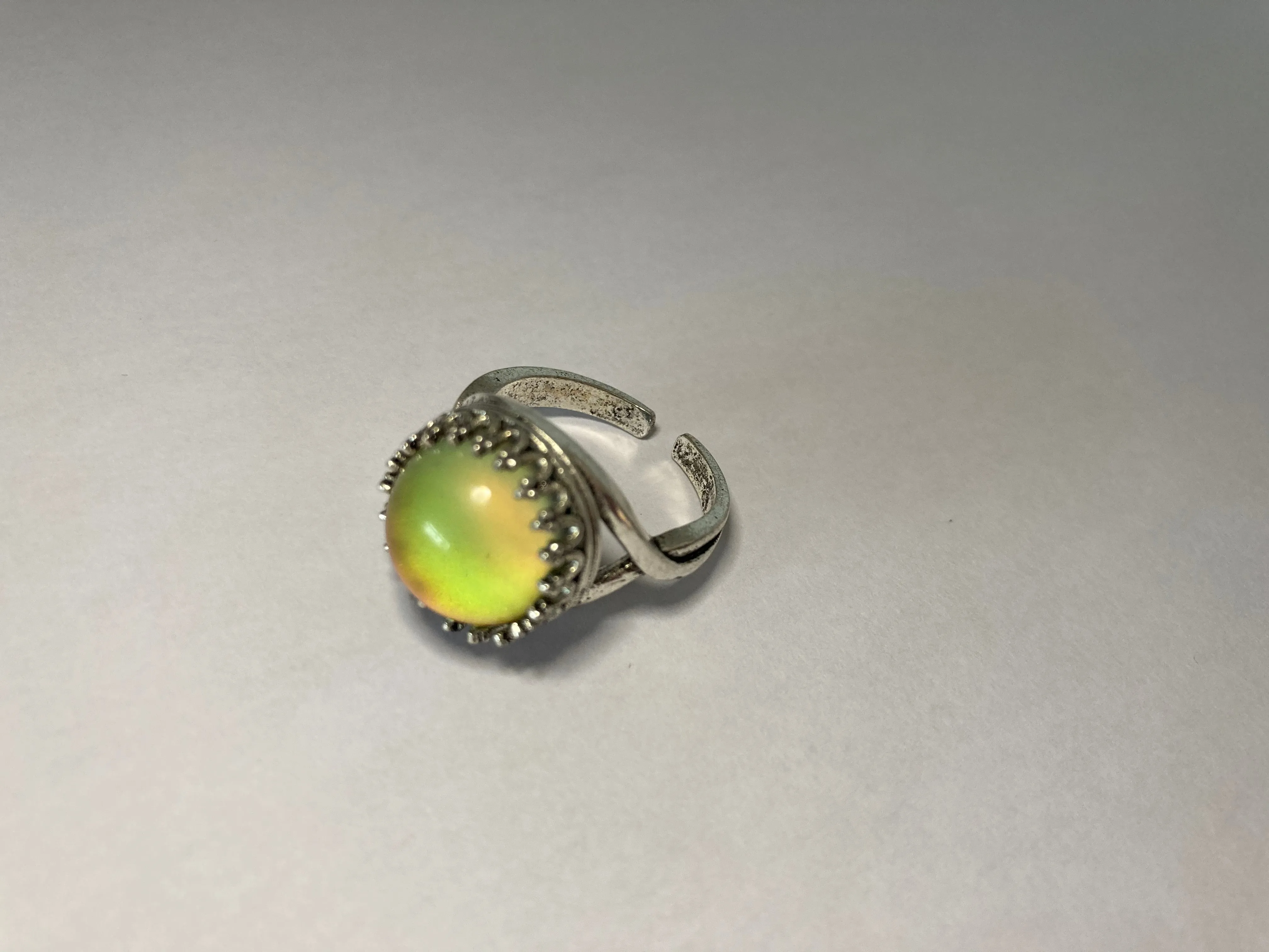 Silvery Circular Crown Setting Mood Ring