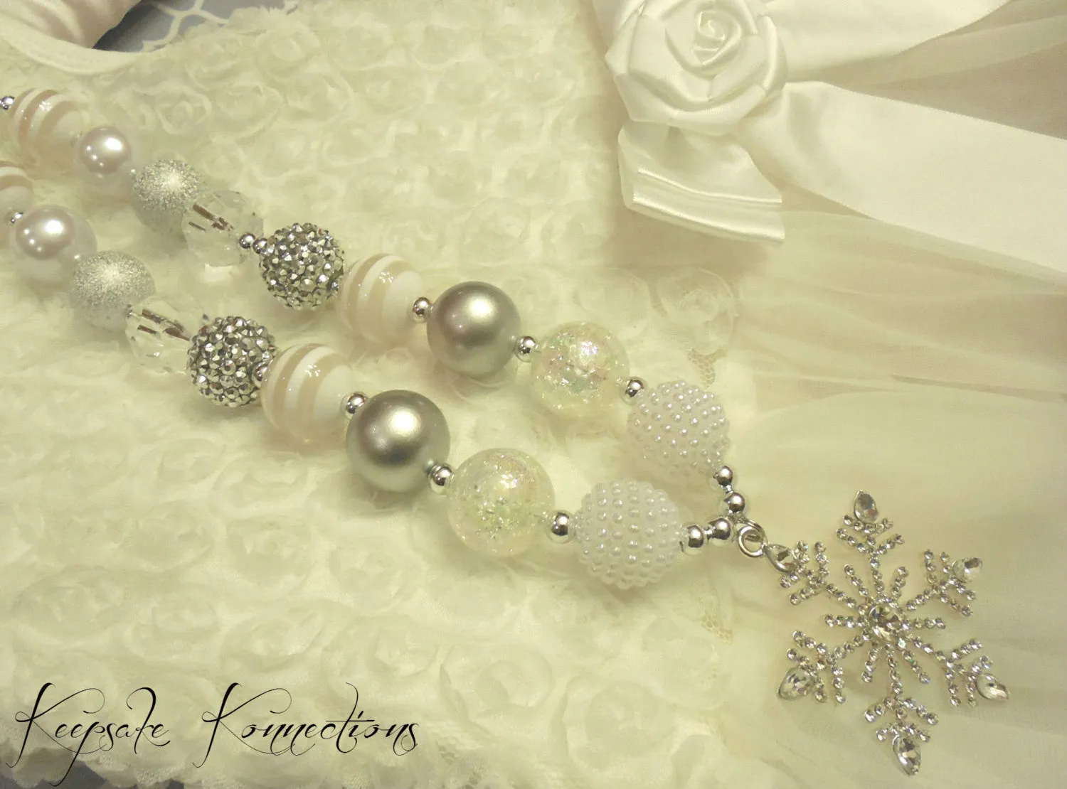 Snowflake Chunky Necklace in White