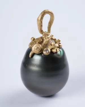 tahitian pearl pendant  with yellow gold and diamond details