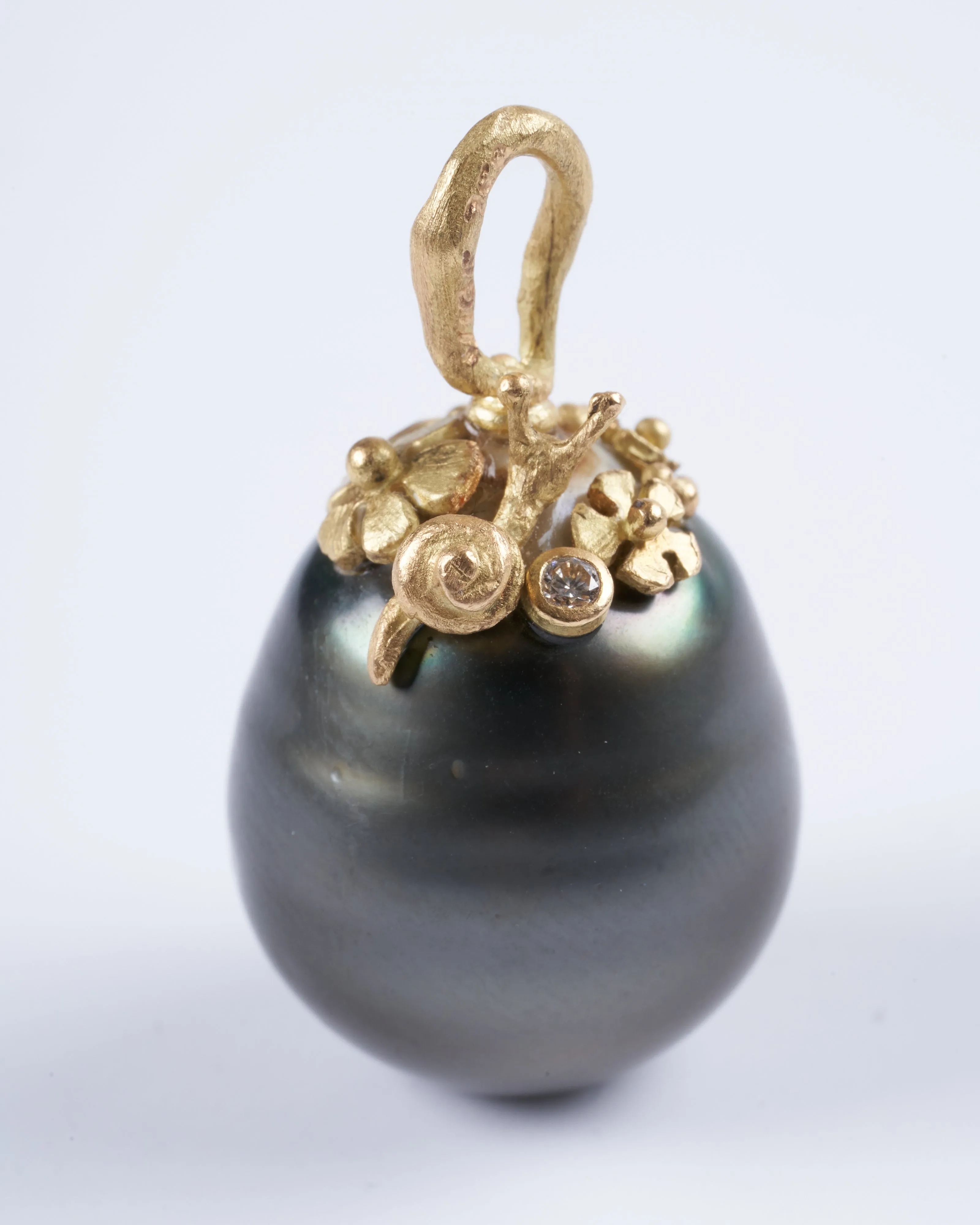 tahitian pearl pendant  with yellow gold and diamond details