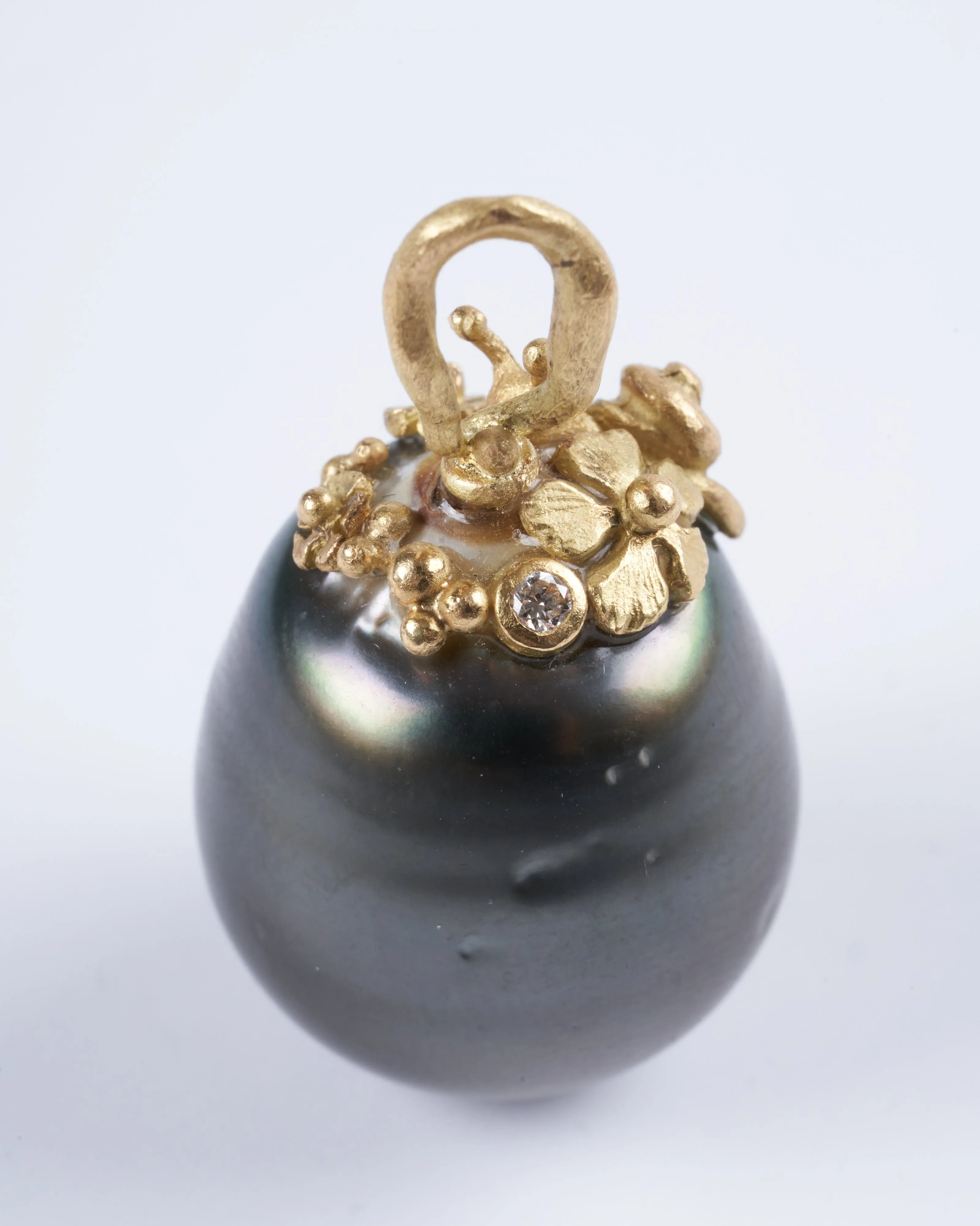 tahitian pearl pendant  with yellow gold and diamond details