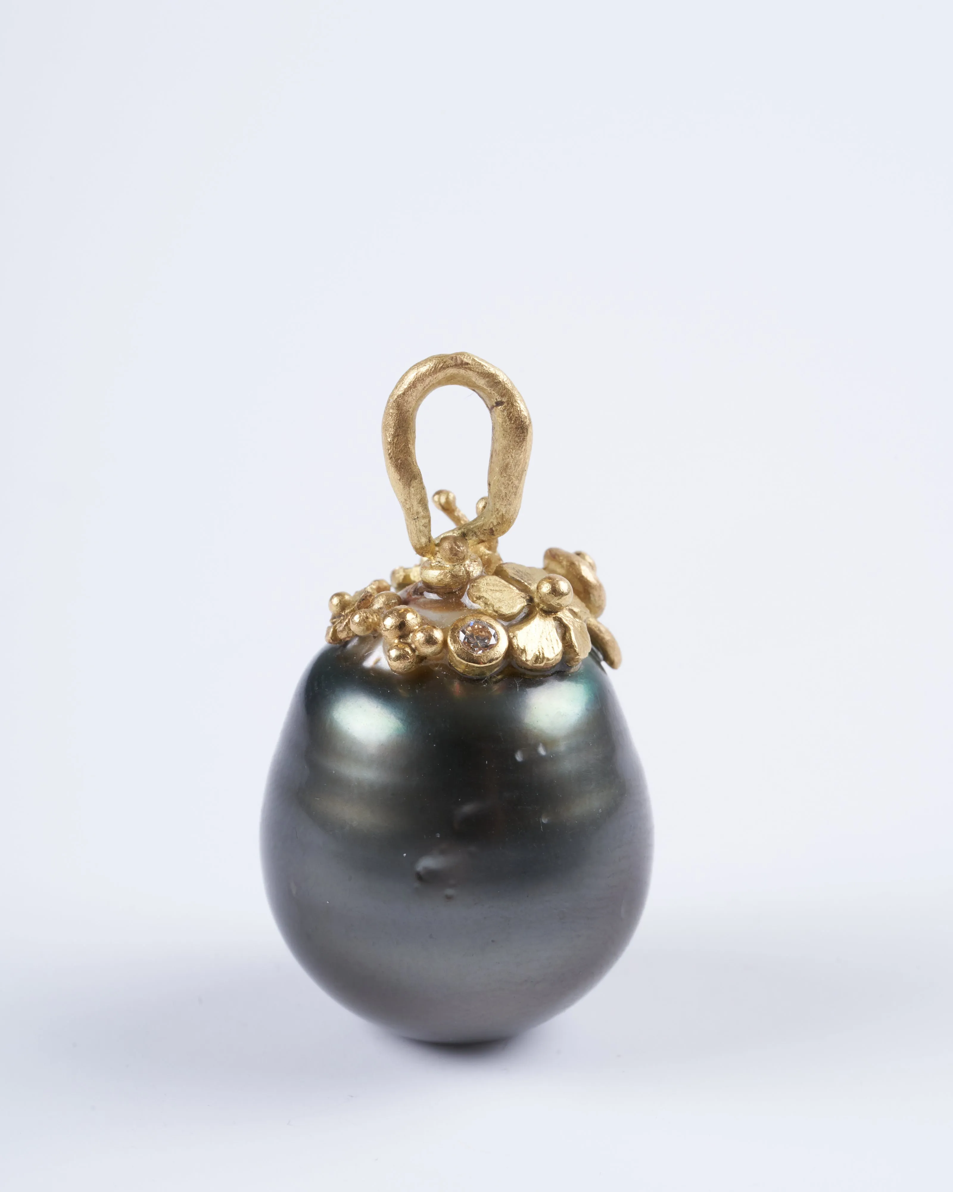 tahitian pearl pendant  with yellow gold and diamond details