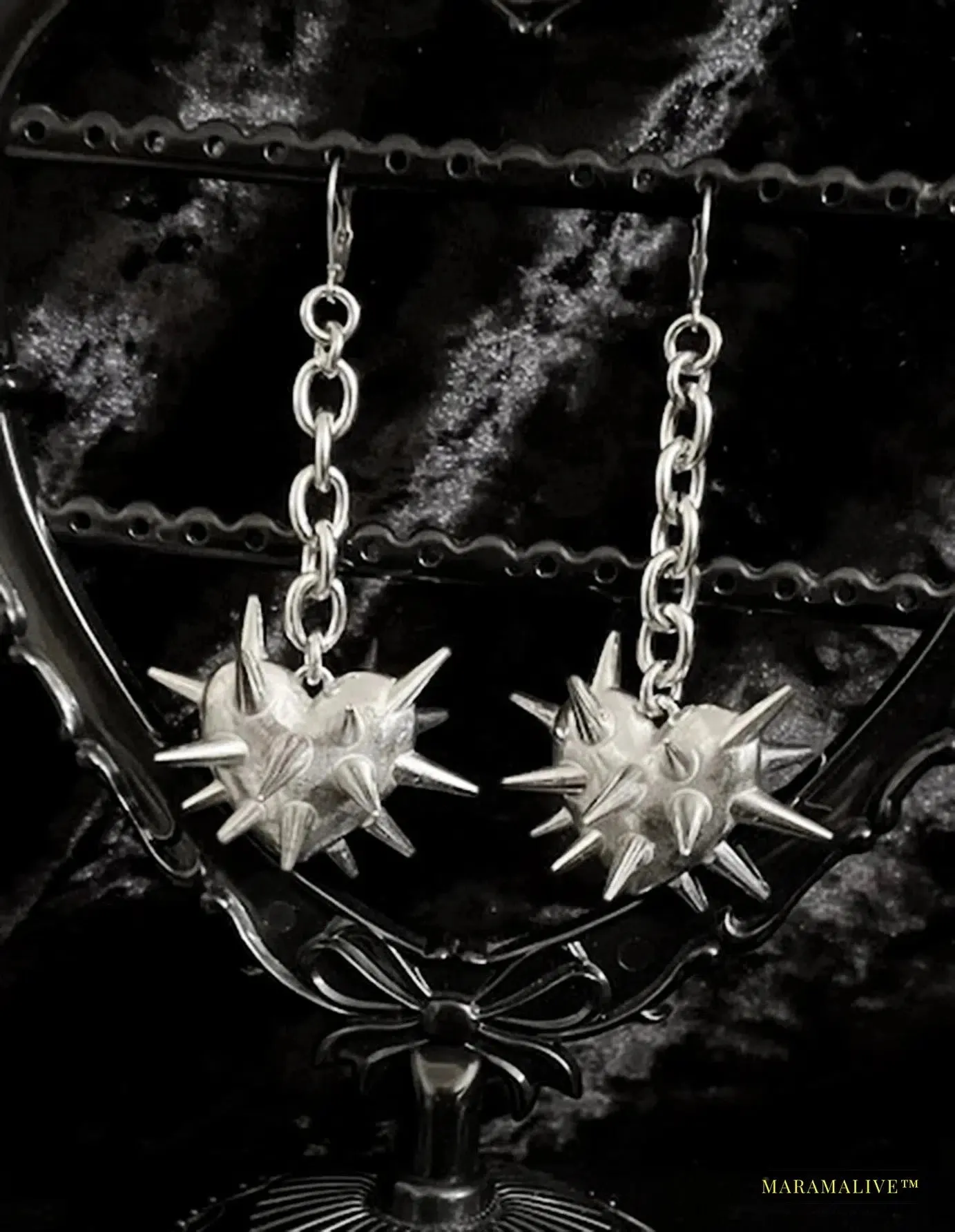 Vintage Heart Thorn Spike Chain Alloy Silver Pendant Earrings: A Gothic Fashion Masterpiece